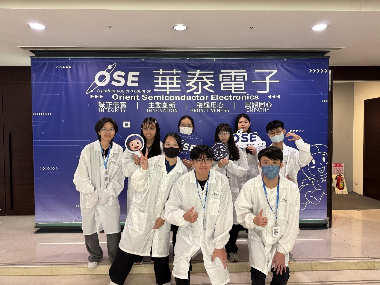 學員於企業背板前合影